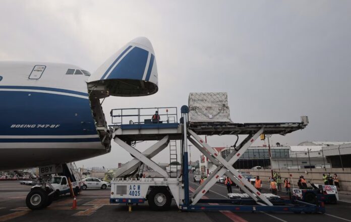 Un cargamento de vacunas en el aeropuerto Benito Juárez, en 2021. ELOISA SANCHEZ DE ALBA (GETTY IMAGES)