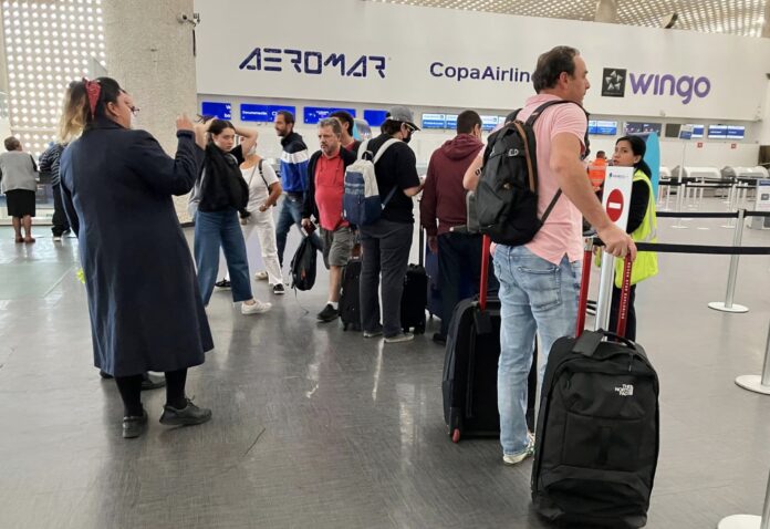 Pasajeros de Aeromar son redirigidos a otras aerolíneas luego de que esta empresa anunciara su cierre, el 16 de febrero de 2023. MARCO UGARTE (AP)