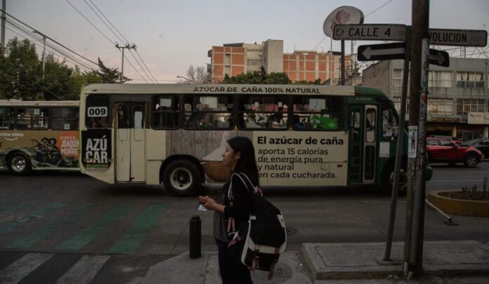 Un anuncio de la campaña publicitaria 'Hablemos de azúcar' en un autobús de Ciudad de México. NADYA MURILLO