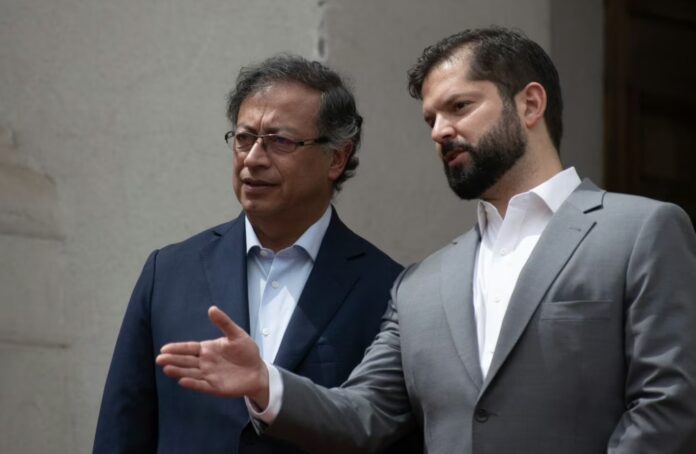 El presidente colombiano, Gustavo Petro, durante su visita a Chile, con su homólogo, Gabriel Boric, este lunes en Santiago. MATIAS BASUALDO (AP)