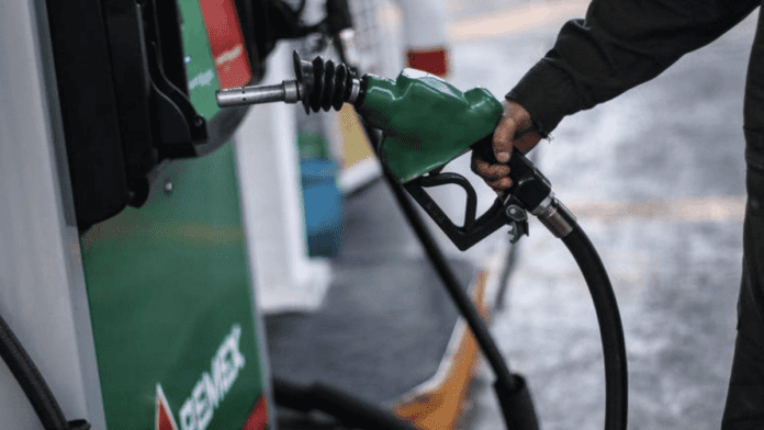 Existen gasolineras con precios superiores por litro.