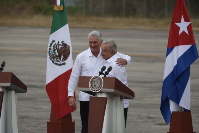 Andrés Manuel López Obrador abraza al presidente de Cuba, Miguel Díaz-Canel, durante una ceremonia de bienvenida en Campeche, México. LORENZO HERNÁNDEZ (EFE)
