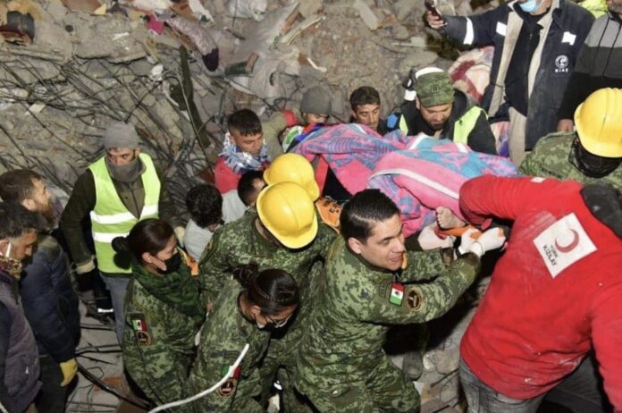 Elementos de la Secretaría de Defensa de México colaboran en el rescate de personas atrapadas entre los escombros de un edificio colapsado en Adana (Turquía), el pasado 9 de febrero. SECRETARÍAS DE ESTADO