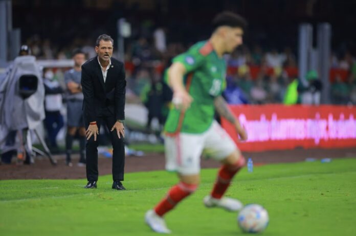 El entrenador de México, Diego Cocca, durante el partido contra Jamaica, en el estadio Azteca. HECTOR VIVAS (GETTY IMAGES)