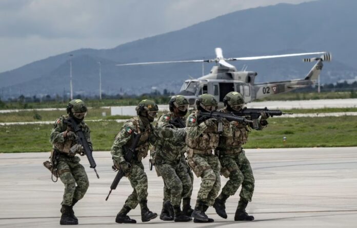 Elementos del Ejército mexicano durante un entrenamiento en la Base Aérea Militar No. 1 de Santa Lucía, en el Estado de México, el 8 de septiembre de 2022. NAYELI CRUZ