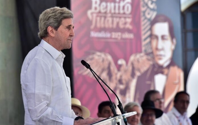 John Kerry habla en Guelatao (Estado de Oaxaca) durante una ceremonia por el natalicio de Benito Juárez, el 21 de marzo. PRESIDENCIA (EFE)