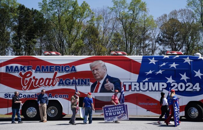 Los partidarios del mandatario Donald Trump, el jueves en Smyrna, Georgia. ELIJAH NOUVELAGE (AFP)