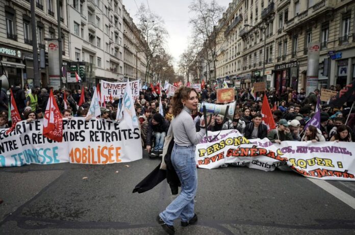 Los estudiantes protestan por el aumento de la edad de jubilación en Lyon, el pasado 9 de marzo. LAURENT CIPRIANI (ASSOCIATED PRESS/LAPRESSE)
