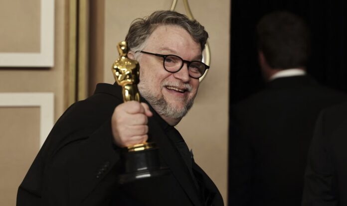 Guillermo del Toro sostiene y muestra la estatuilla del Oscar. MIKE BLAKE (REUTERS)