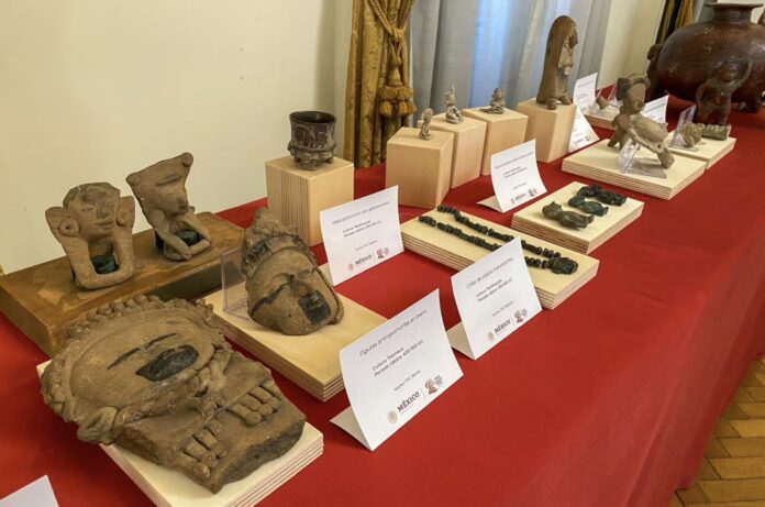 Piezas arqueológicas incautadas por los Carabineros y devueltas a México, en Roma, el 24 de marzo. RAÚL MARTÍNEZ MENDO (EFE)