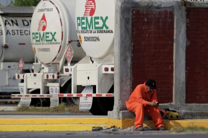 Un trabajador de Pemex, en el Estado de Nuevo León. DANIEL BECERRIL (REUTERS)
