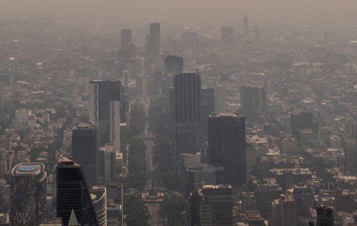Vista aérea de la contaminación en el centro de Ciudad de México, en abril de 2021. HECTOR VIVAS (GETTY IMAGES)