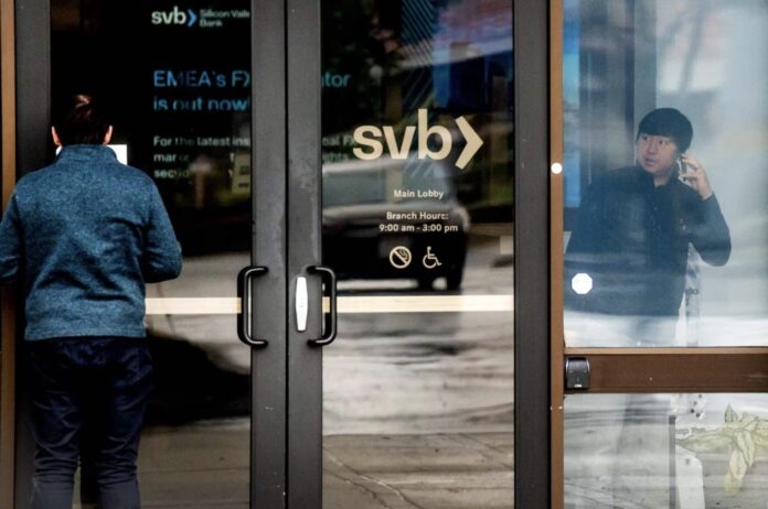Un cliente lee un documento sobre el cierre del Silicon Valley Bank en la sede de la entidad en Santa Clara (California). NOAH BERGER (AFP)