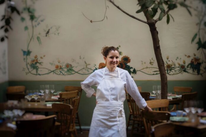 La chef Elena Reygadas, en el restaurante Rosetta de Ciudad de México. HECTOR GUERRERO