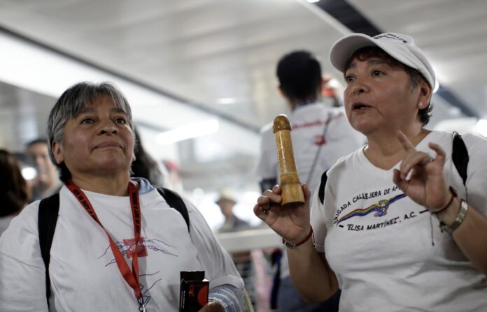Miembros de una organización explican cómo usar un condón durante un evento organizado por AIDS Healthcare Foundation, en Ciudad de México, el 13 de febrero de 2020. ANDRES MARTINEZ CASARES (REUTERS)