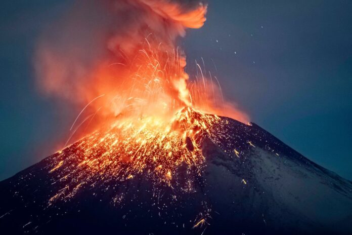 El volcán Popocatépetl arroja materiales incandescentes, cenizas y humo, el 22 de mayo. ERIK GOMEZ TOCHIMANI (AFP)