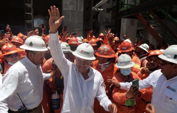 El presidente Andrés Manuel López Obrador el mes pasado en la refinería Olmeca Dos Bocas en Paraíso, Presidencia de la República mexicana