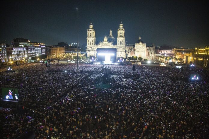 El zócalo de la Ciudad de México durante el concierto de la cantante española, Rosalía, el 28 de abril de 2023. RODRIGO OROPEZA