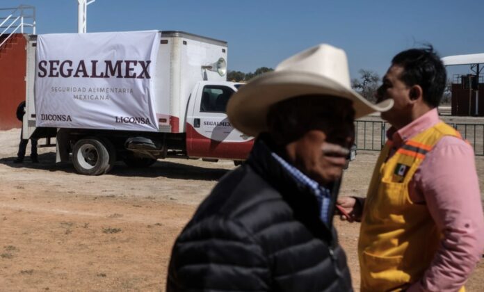Habitantes de El Cedral (San Luis Potosí), arriban a una presentación sobre Segalmex, en enero de 2019. MAURICIO PALOS (BLOOMBERG)