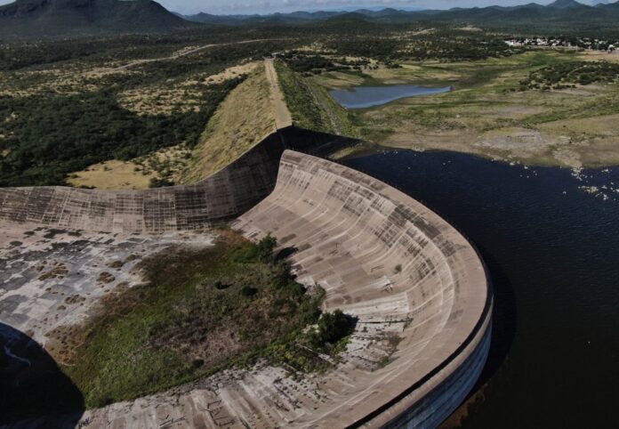La presa de Ochiavic (Estado de Sonora) a menos de la mitad de su capacidad, el 27 de septiembre de 2022. FERNANDO LLANO (AP)