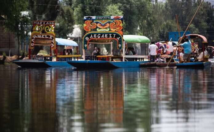 Turistas pasean en trajineras a través de los canales de Xochimilco en la Ciudad de México. RODRIGO OROPEZA