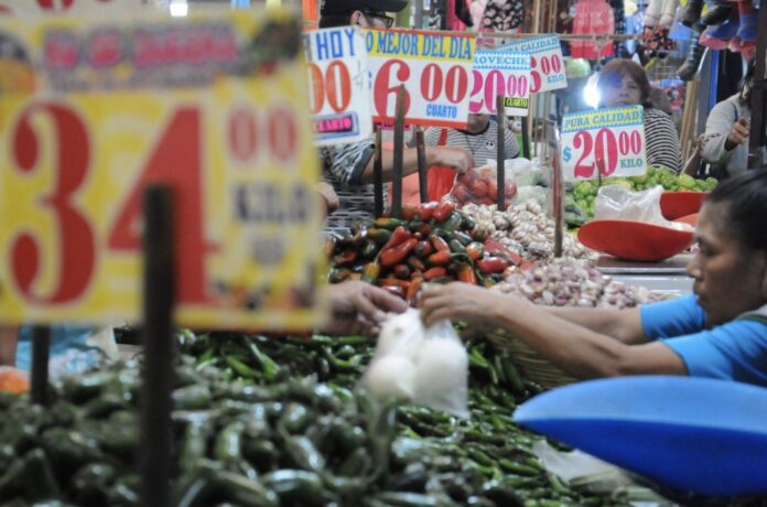 Una mujer compra verduras en un mercado en Ciudad de México, el pasado 10 de abril. DANIEL AUGUSTO (CUARTOSCURO)