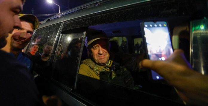 El jefe de los mercenarios Wagner, Yevgeny Prigozhin, saliendo del cuartel general del distrito militar del sur de Rusia. ALEXANDER ERMOCHENKO/REUTERS