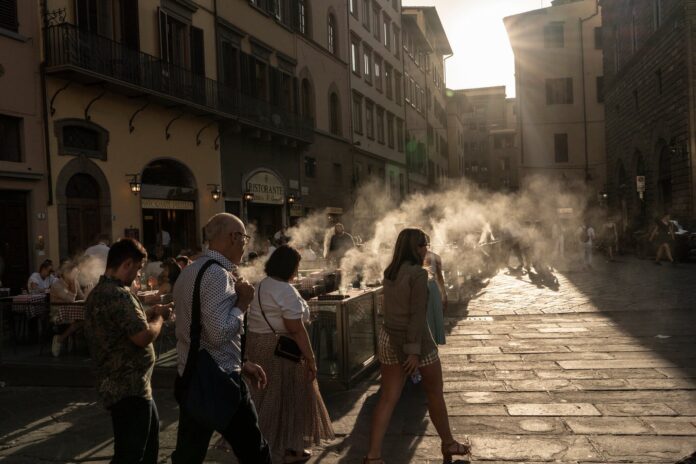 Florencia sufrió temperaturas cercanas a los 37 grados. Un restaurante de la Piazza della Signoria utilizó chorros de vapor de agua para hacer más agradable la estancia de los clientes | Francesca Volpi