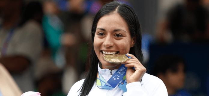 Alejandra Ortega celebra el oro ganado en la marcha atlética en los Juegos Centroamericanos. ARNULFO FRANCO (AP)
