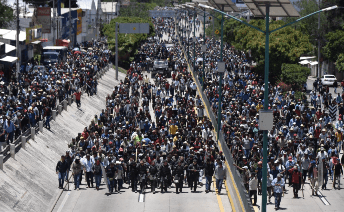 La movilización del 10 de julio en Chilpancingo (Guerrero), en la que ciudadanos tomaron posesión de un vehículo acorazado. DASSAEV TÉLLEZ ADAME (CUARTOSCURO)