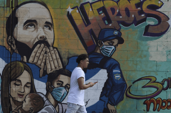 Un mural sobre del presidente Bukele en las calles de San Salvador. SALVADOR MELENDEZ (AP)