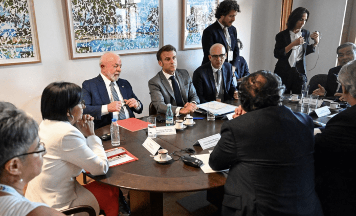 Macron, Lula, Ptro y Fernández durante la reunión con Delcy Rodríguez y Gerardo Blyde el lunes en Bruselas. POOL (VIA REUTERS)
