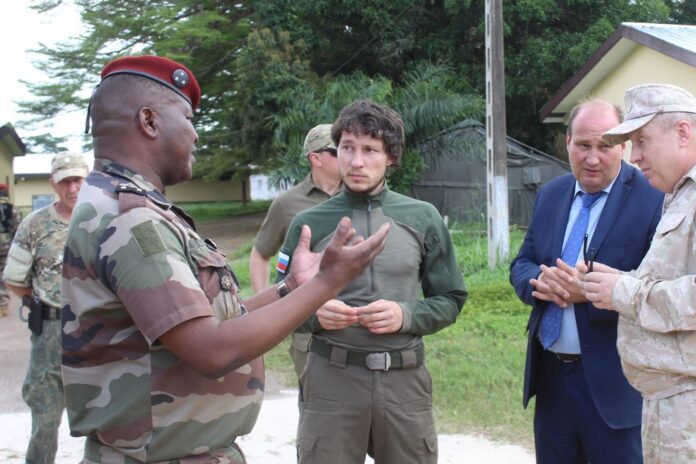 Sytii, en el centro, con el jefe del Estado Mayor de las fuerzas armadas de la República Centroafricana, a la izquierda, y dos asesores rusos cerca de Bangui en 2020