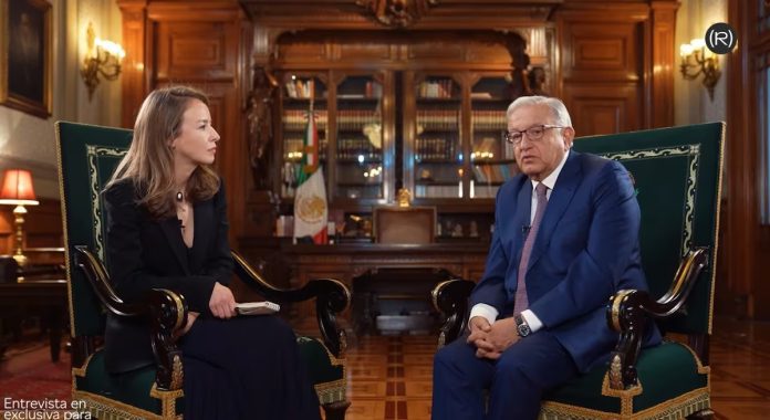 López Obrador es entrevistado por Inna Afigenova en Ciudad de México. CANAL RED