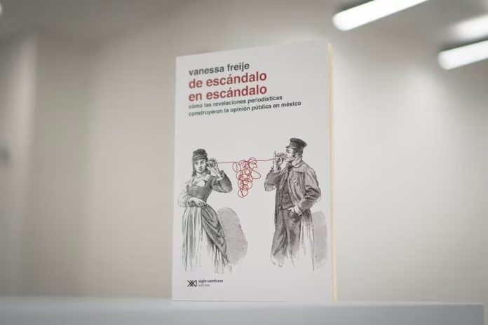 El libro 'De escándalo en escándalo' de la escritora Vanessa Freije. NAYELI CRUZ