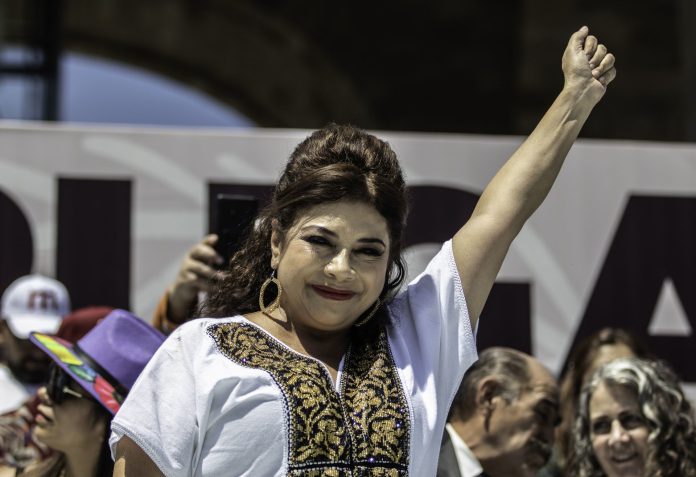 Clara Brugada, aspirante a la candidatura de jefa de Gobierno de la Ciudad por Morena realizó evento proselitista en el Monumento de la Revolución donde asistieron simpatizantes - ANDREA MURCIA/CUARTOSCURO