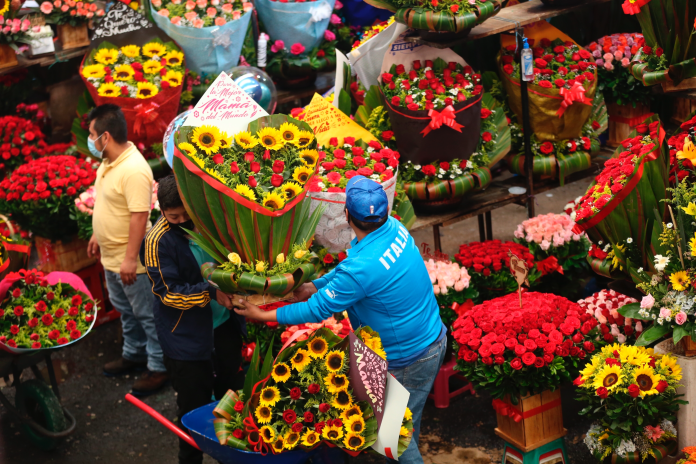 Un hombre prepara arreglos florales en el Mercado de Jamaica, el 7 de mayo de 2021, en Ciudad de México (México). EFE/ Sáshenka Gutiérrez