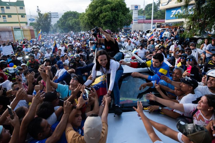 María Corina Machado, líder de la oposición venezolana, saluda a los asistentes durante una manifestación en San Cristóbal, estado de Táchira, Venezuela, el viernes 28 de junio de 2024 - Ferley Ospina/Bloomberg