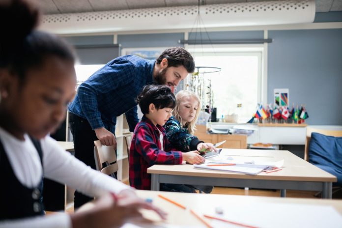 Clases en la Escuela Saunalahti, en Espoo / Andreas Meichsner