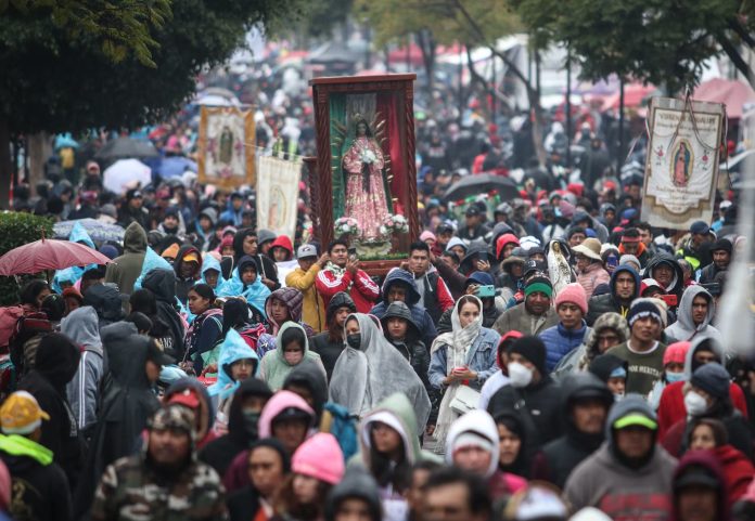 Cientos de feligreses arriban en caravana a las inmediaciones de la Basílica de la Virgen de Guadalupe, este 11 de diciembre. ANDREA MURCIA MONSIVAIS (CUARTOSCURO)